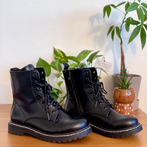 torrid Shoes - STEVIE LACE-UP COMBAT BOOT - BLACK